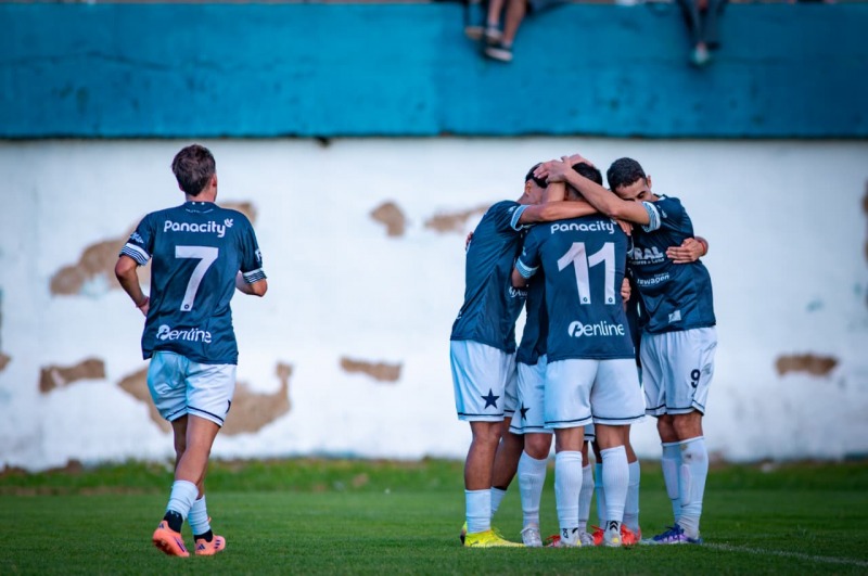 Racing gan� y lleg� provisoriamente a la punta